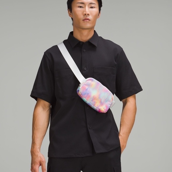 Lululemon Everywhere Belt Bag in Prism Wash Multi/Vapor   NWT  *Sold Out Online! - Picture 5 of 6
